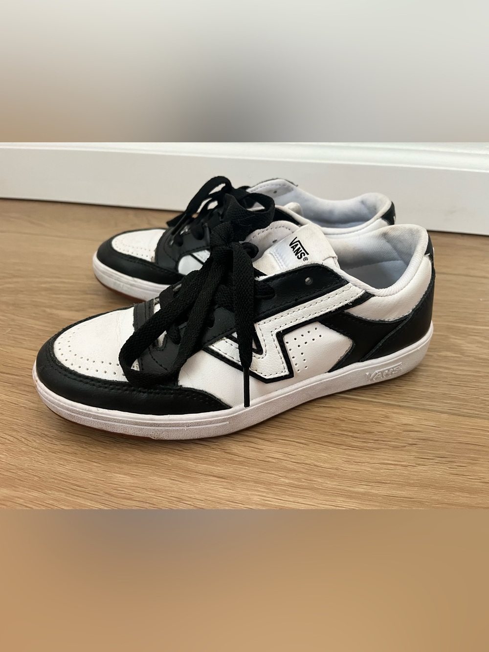 Women’s Vans Lowlands Black and White Size 6